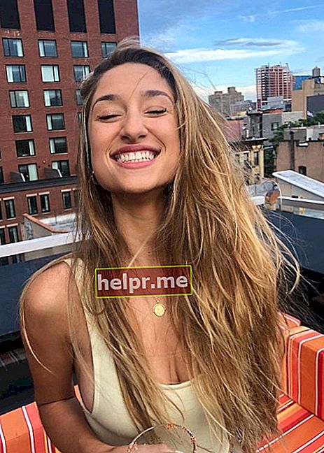 Savannah Montano, miközben széles körben mosolygott a kamera után New York Cityben, New York, Egyesült Államok 2019 júniusában