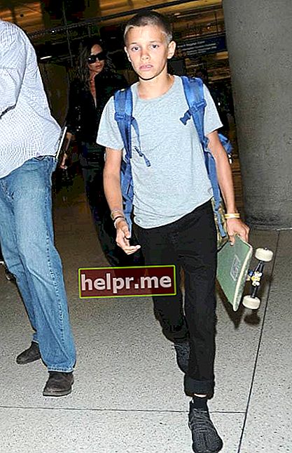 Romeo Beckham en el aeropuerto LAX de Los Ángeles en agosto de 2016