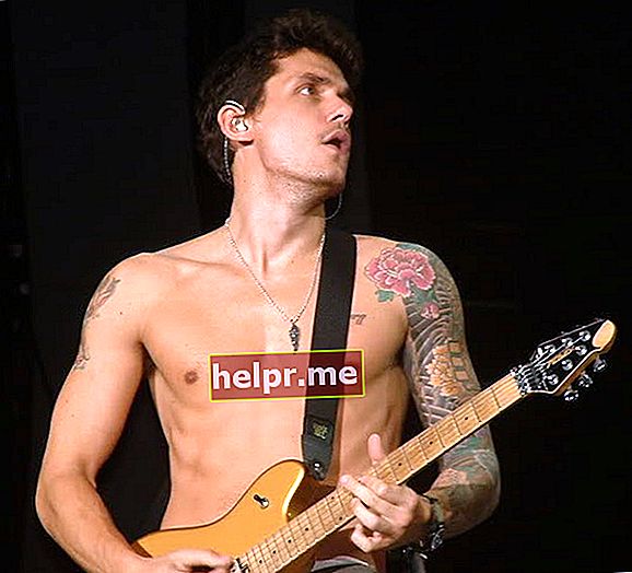 John Mayer bez majice