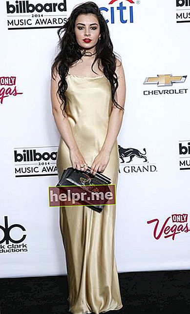 Charli XCX tijekom dodjele Billboard Music Awards 2014. godine.