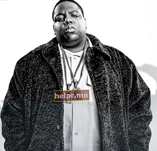 The Notorious B.I.G en una imatge que reflecteix la seva gran estatura com a raper