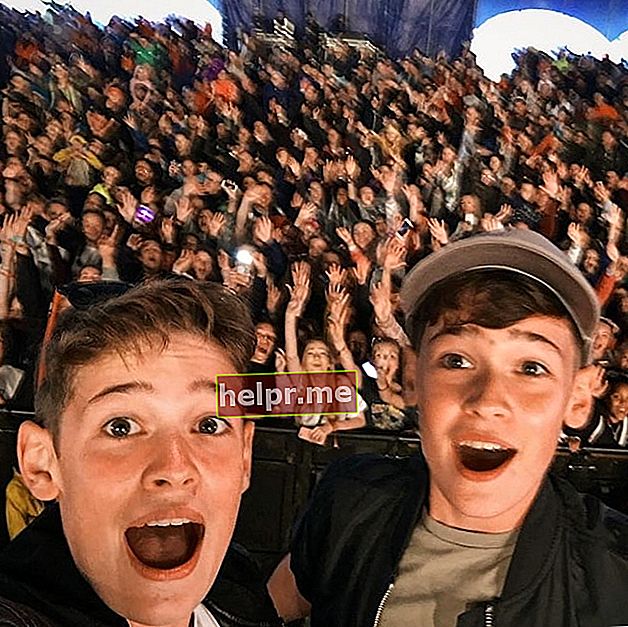 Harvey Mills împreună cu fratele său Max Mills într-un selfie realizat în iulie 2018