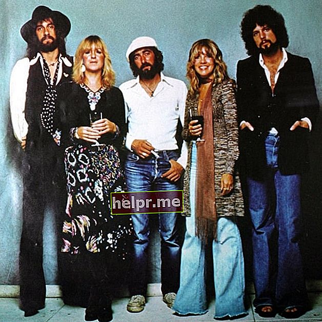 Membros do Fleetwood Mac (da esquerda para a direita) Mick Fleetwood, Christine McVie, John McVie, Stevie Nicks e Lindsey Buckingham como visto em uma foto tirada para a capa do álbum Rumours