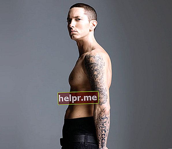 Eminem fără cămașă