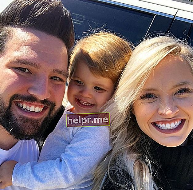 Shay Mooney somrient en una selfie al costat de la seva família l'octubre del 2018