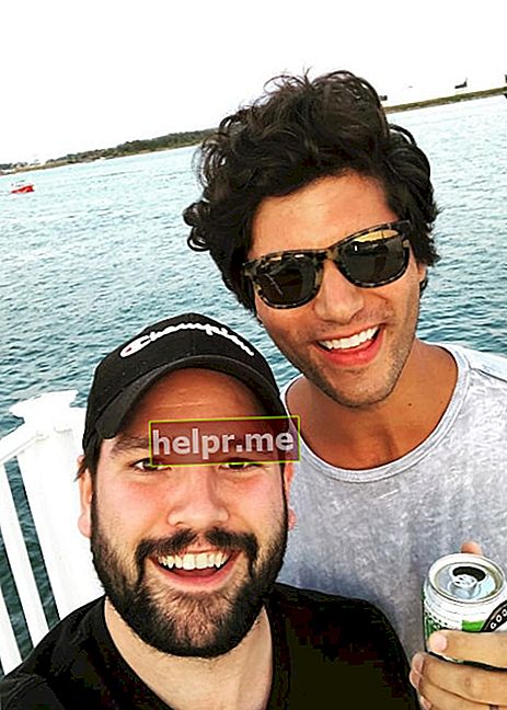 Shay Mooney com es va veure mentre es feia una selfie juntament amb Dan Smyers el juliol del 2018