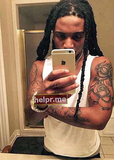 Rapper Jacquees in een badkamer-selfie toont zijn lichaamstatoeages