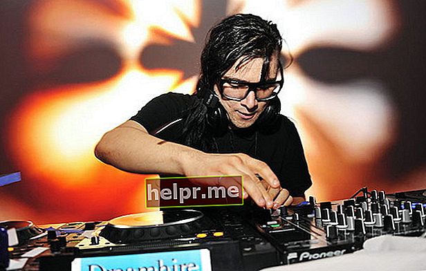 Skrillex DJing vid lanseringen av Samsung Galaxy S III värd Ashley Greene 2012