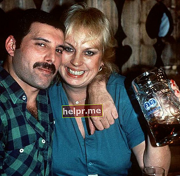 Freddie Mercury y Barbara Valentin posa en un bar