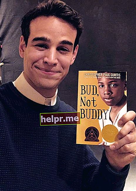 Alberto Rosende promovează cartea Bud, Not Buddy într-o postare pe Instagram în ianuarie 2016