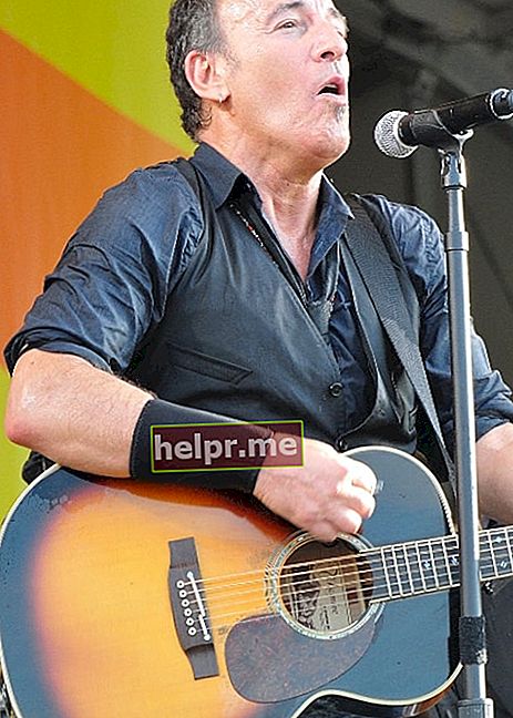 Bruce Springsteen capturat mentre actuava al New Orleans Jazz & Heritage Festival 2012