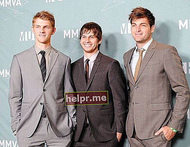 Mark Foster (en el medio) y sus compañeros de banda como se vio en los MuchMusic Video Awards en 2011