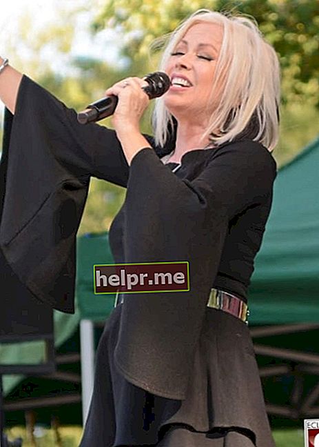 Terri Nunn durante una actuación en agosto de 2019