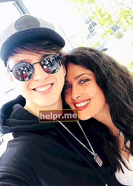 Christopher Vélez en una selfie con Salma Hayek en agosto de 2018