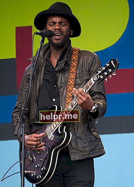 Gary Clark Jr. actuando con su guitarra en el Festival de Jazz de Monterey 2014