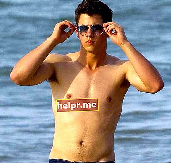 Corpo sem camisa de Nick Jonas