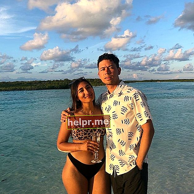 Noel Miller, miközben lenyűgöző háttérrel pózol egy kép mellett, Aleena mellett, Bahamákon, 2019 júliusában