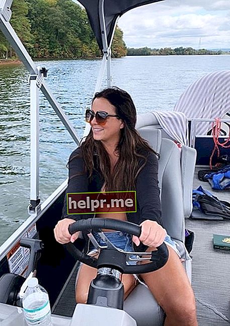 Sara Evans pasando un buen rato en el lago en octubre de 2020