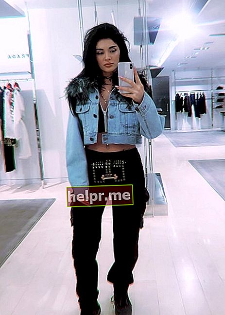 Era Istrefi într-un selfie oglindă în timpul unei cumpărături în New York în iunie 2018