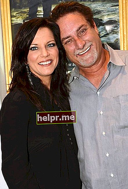 Martina McBride y su esposo, el productor John McBride, asisten al estreno de "The Ringmaster General" el 22 de agosto de 2012 en Nashville, Tennessee.