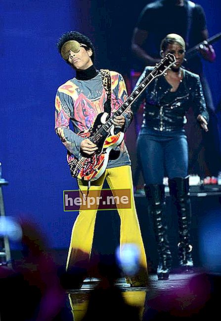 Prince actuando en el iHeartRadio Music Festival en septiembre de 2012