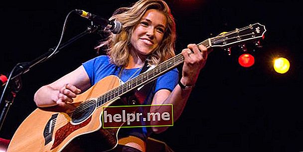 Rachel Platten tocando la guitarra en Showbox en febrero de 2015