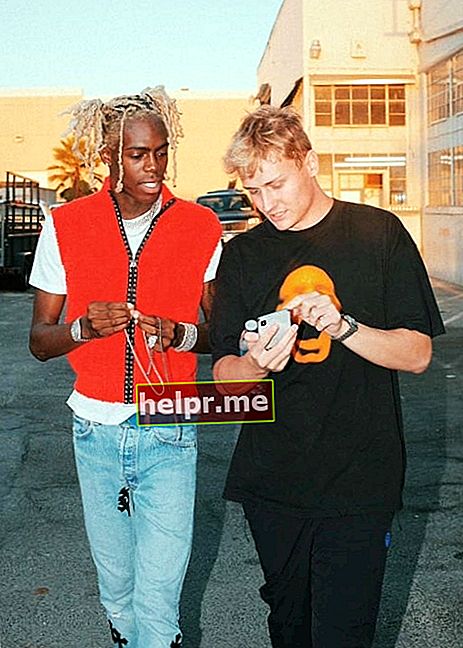 Yung Bans (Stânga) așa cum se vede într-o imagine împreună cu Cole Bennett în noiembrie 2019