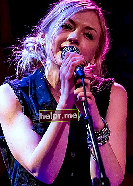 Emily Kinney durante una actuación en el Rockwood Music Hall en febrero de 2014