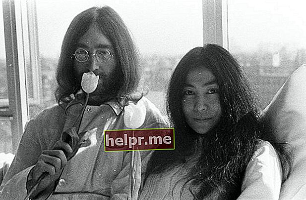 John Lennon trong một bức ảnh đen trắng cùng với Yoko Ono vào tháng 3 năm 1969