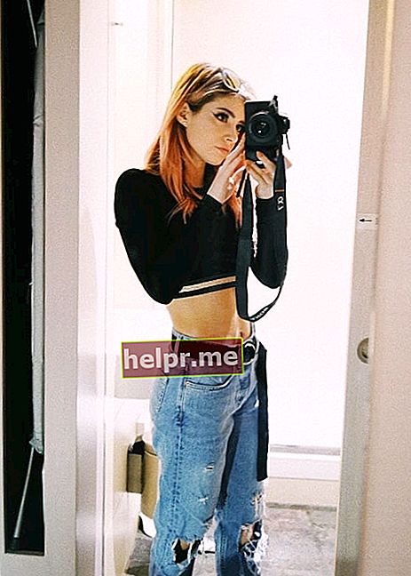Chrissy Costanza într-un selfie oglindă în septembrie 2018