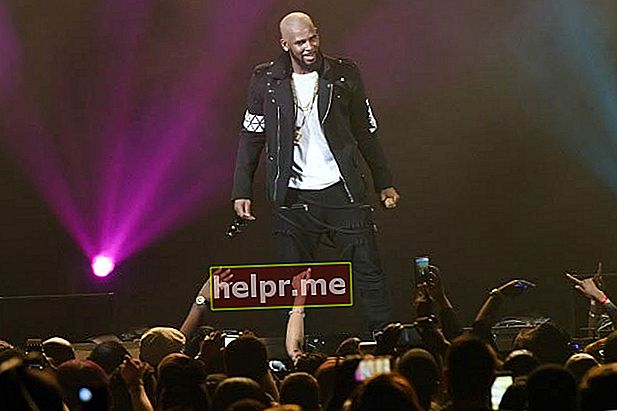 R. Kelly actuando en el escenario durante The Buffet Tour en mayo de 2016