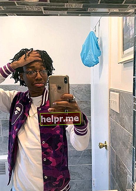 Lil Tecca a fost văzut în timp ce făcea un selfie în oglindă în iulie 2019