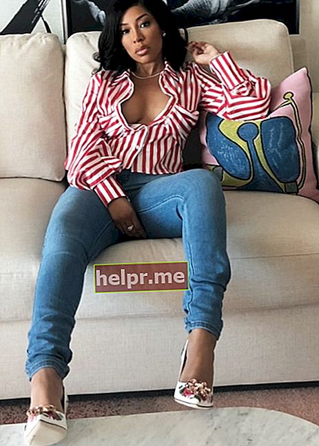 K. Michelle în timp ce poza pe canapea în iulie 2018