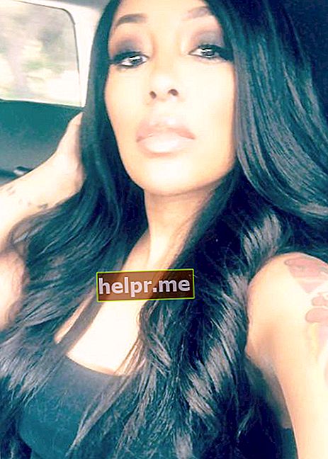 K. Michelle auto selfijs 2018. gada jūlijā