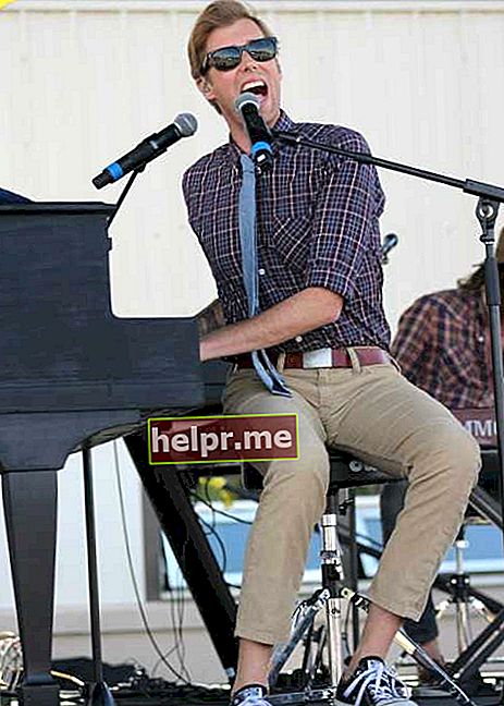 Andrew McMahon Cântă cu trupa sa Andrew McMahon în pustie în iunie 2015