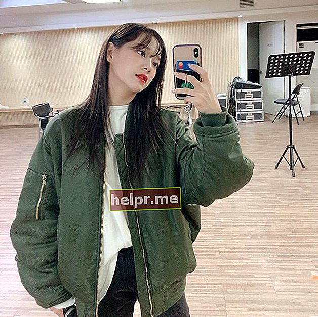 Kim Se-jeong visto ao clicar em uma selfie no espelho em março de 2020