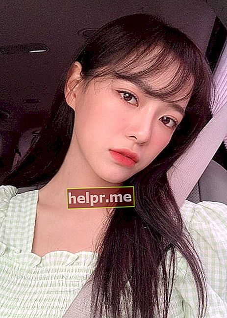 Kim Se-jeong visto enquanto tirava uma selfie de carro em junho de 2020