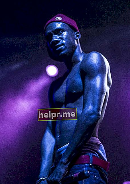 Hopsin fără cămașă cântând pe scenă la concertul său din 2015