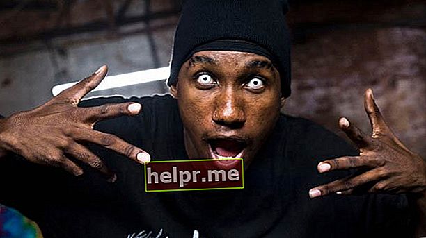يقف Hopsin في جلسة تصوير للمحفظة تم إجراؤها في عام 2014