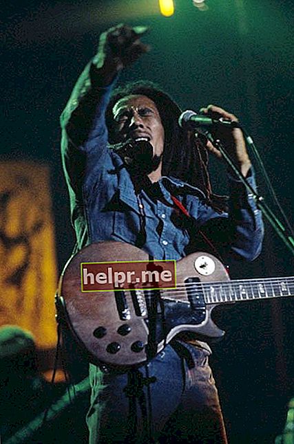 Bob Marley cântă la Forest National din Bruxelles, Belgia în timpul turneului Exodus din 1977
