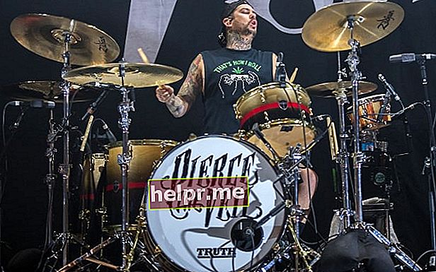 Majk Fuentes iz Pierce the Veil nastupa na muzičkom festivalu Rock im Park 2017