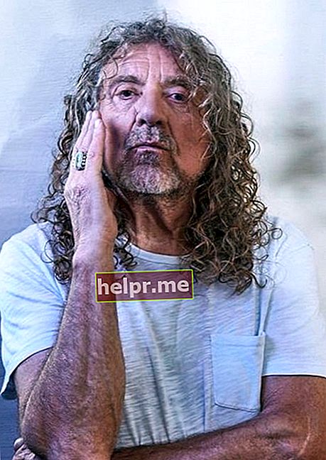 Robert Plant en febrero de 2020 anunciando la fecha de su grabación en vivo para la próxima temporada del podcast Digging Deep.