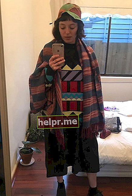 Stella Donnelly își face un selfie în oglindă în septembrie 2019