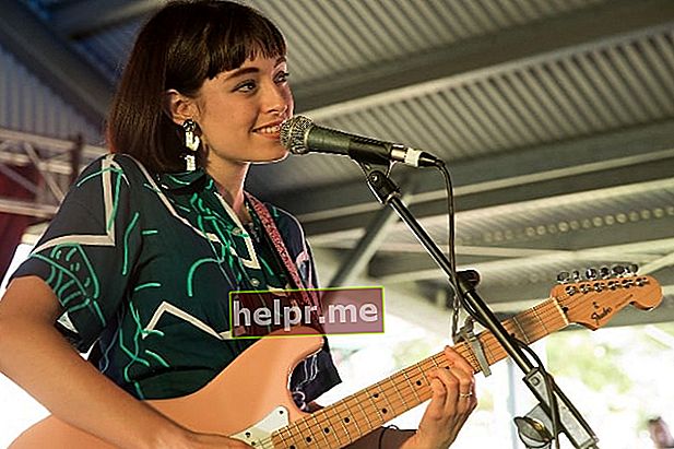 Stella Donnelly a fost văzută în timp ce cânta în decembrie 2017