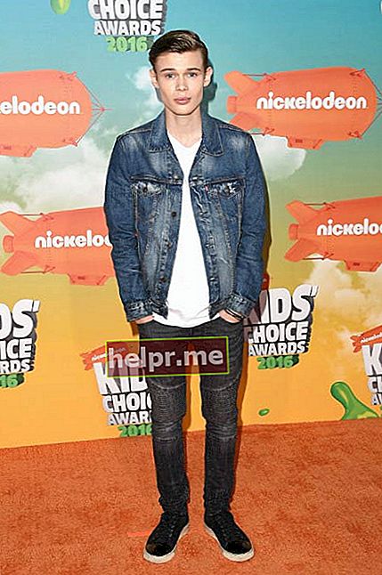 Bendžamins Lasnjē 2016. gada Nickelodeon's Kids' Choice Awards balvu pasniegšanas ceremonijā