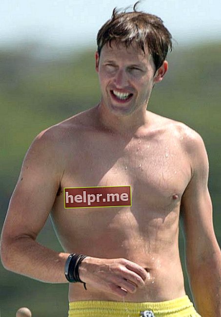 ג'יימס בלאנט ללא חולצה על הסירה באיביזה ביולי 2012