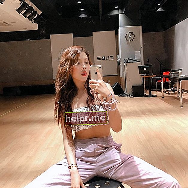 Seungyeon chụp ảnh selfie trước gương vào tháng 6 năm 2020