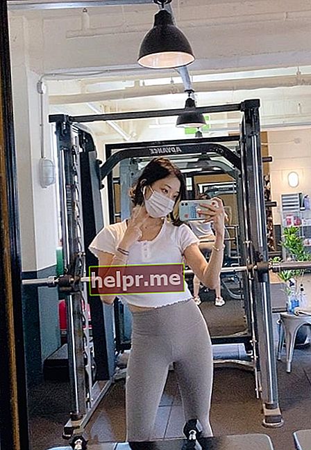 Seungyeon kako je viđen dok je kliktao na selfie u ogledalu teretane u listopadu 2020