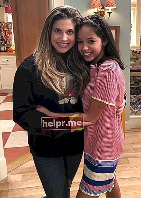 Ruth Righi (dreapta) așa cum se vede în timp ce poza cu Danielle Fishel Karp în martie 2019