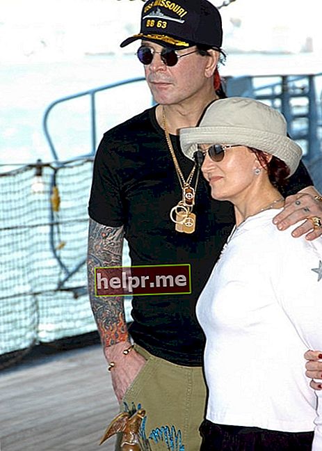 Ozzy Osbourne și soția sa Sharon, fac turneul cuirasatului USS Missouri (BB 63) în timp ce își filmează emisiunea MTV The Osbournes în Pearl Harbor pe 9 martie 2004